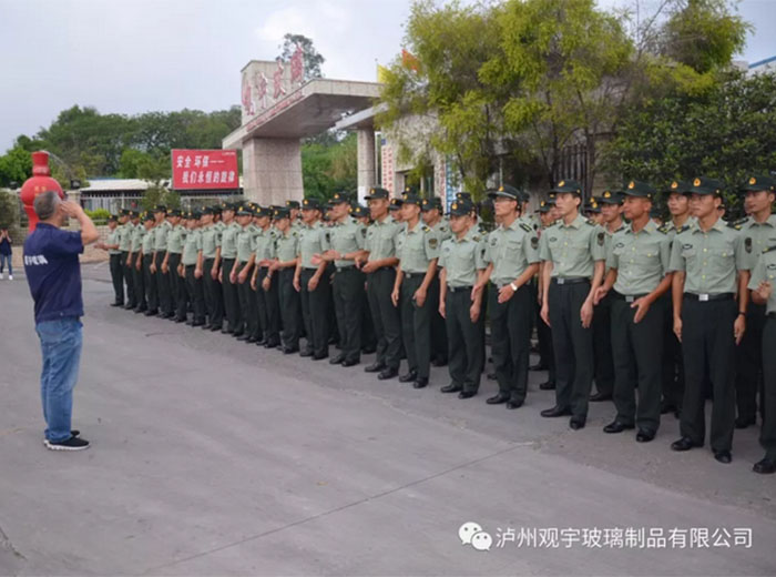 嘉明部队官兵参观访问万搏手机登录入口玻璃