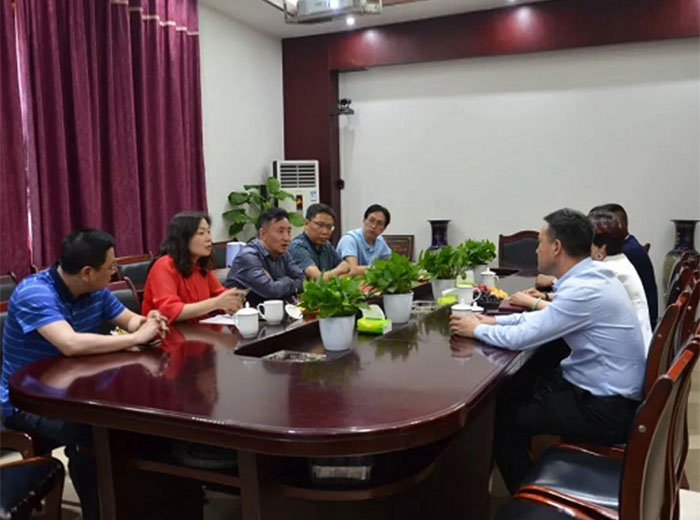 遵义市和平经济开发区领导莅临万搏手机登录入口玻璃考察