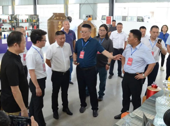 倡导文化融合 促进产业融合｜隆昌市陶瓷产业高质量发展研讨会走进万搏手机登录入口实业基地