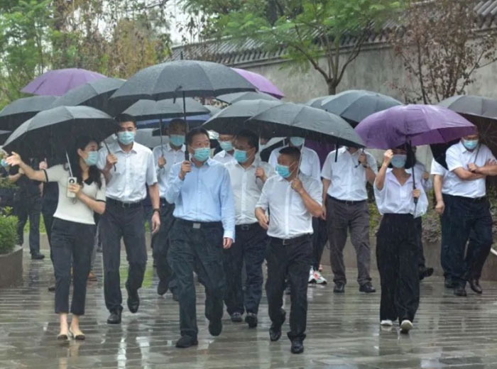 政府关怀｜泸州市委书记杨林兴一行莅临万搏手机登录入口集团总部基地调研